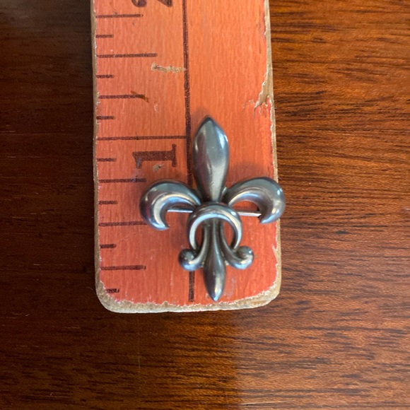 Sterling Silver Fleur De Lis Pin can be worn by man or woman marked Sterling - Picture 4 of 5